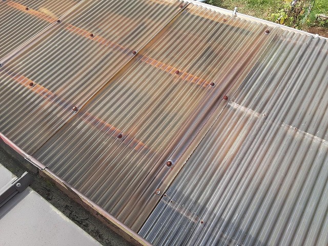 波板の被さりが逆になっている